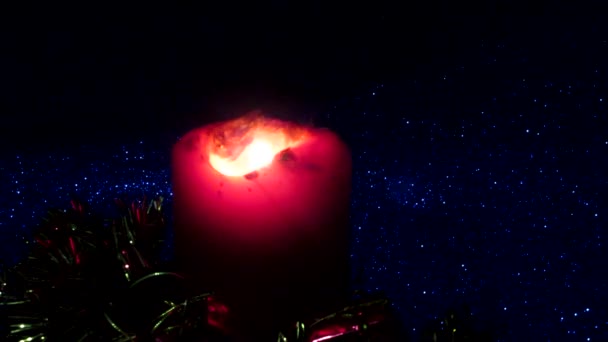 Weihnachtsgeschenke mit brennender Kerze - Filmmaterial, Video