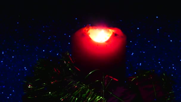 Weihnachtsgeschenke mit brennender Kerze - Filmmaterial, Video