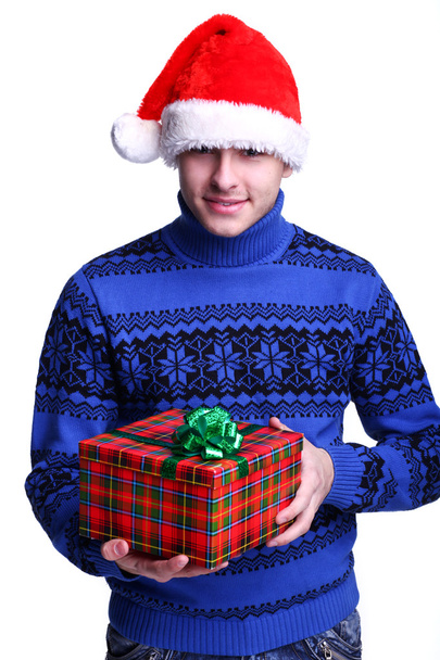 man in rode hoed met cadeau - Foto, afbeelding
