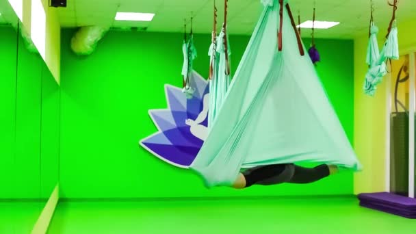 Légi jóga vagy a jóga, a levegőben. Gyakorolják a puha szövet trapéz. - Felvétel, videó
