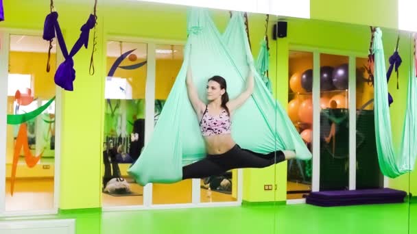 Luchtfoto Yoga of praktizerende yoga in de lucht. Het wordt beoefend op een zacht weefsel trapeze. - Video