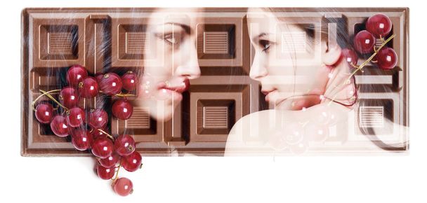 Dvojitá expozice dívek při pohledu na sebe a čokoládou - Fotografie, Obrázek