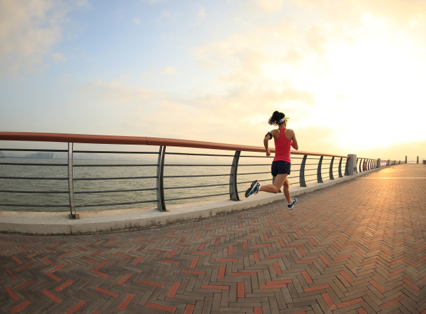 fitness femme courir au bord de la mer
 - Photo, image