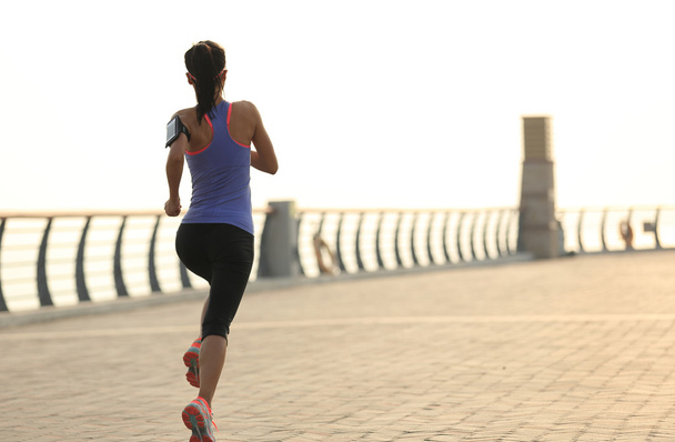 mulher fitness correndo à beira-mar
 - Foto, Imagem
