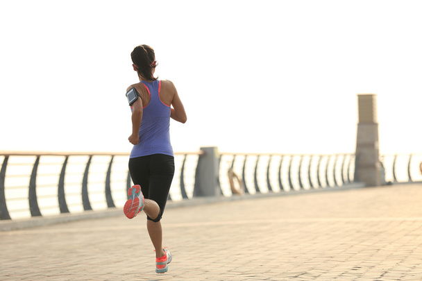 fitness mujer corriendo a la orilla del mar
 - Foto, imagen