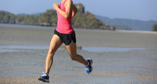 Nainen juoksee rannalla - Valokuva, kuva