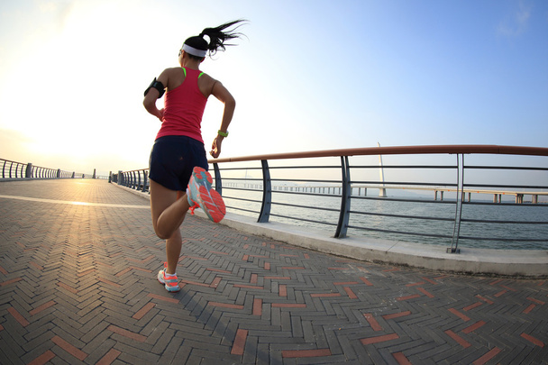 fitness mujer corriendo a la orilla del mar
 - Foto, Imagen