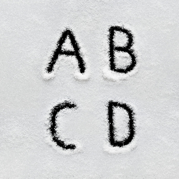 Alphabet d'hiver, symboles et chiffres écrits à la main sur la neige
. - Photo, image