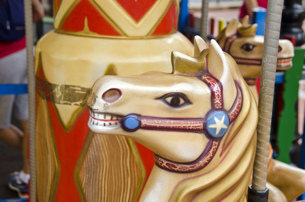Cabeça plástica de cavalo de brinquedo em um carrossel
 - Foto, Imagem