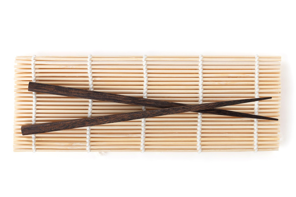 Palillos sobre estera de bambú
 - Foto, imagen