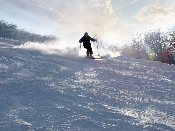 Esquiador en la pista de esquí
 - Foto, imagen