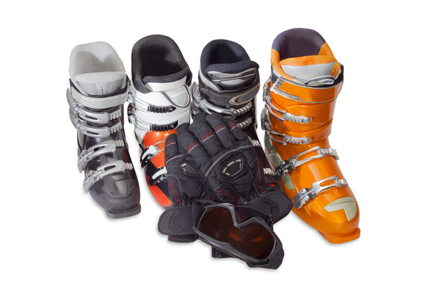 Diversi moderni scarponi da sci alpino di varie dimensioni e colori
 - Foto, immagini
