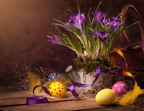 Panier de Pâques avec fleurs de printemps & oeufs de Pâques
 - Photo, image