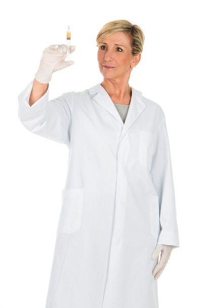 mujer de mediana edad médico con jeringa
 - Foto, imagen