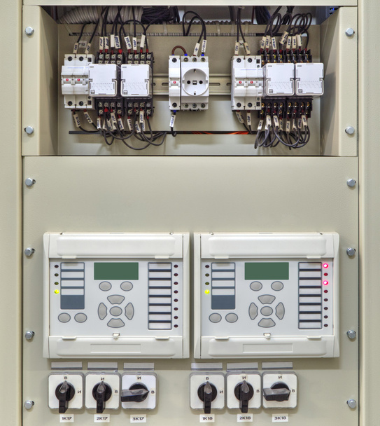 電気変電所内の電子機器と電気制御パネル - 写真・画像