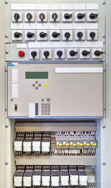 Elektrische controlepaneel met elektronische apparaten in elektrische onderstation - Foto, afbeelding