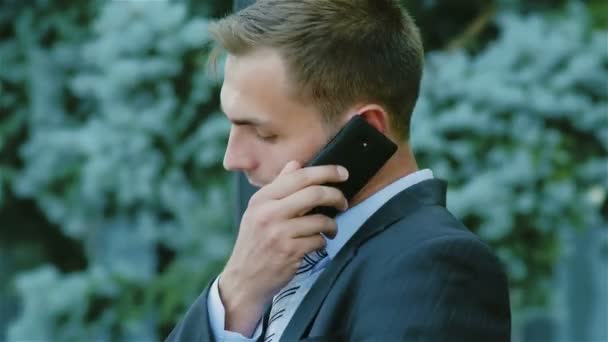 businessman talking on the phone outdoors - Felvétel, videó