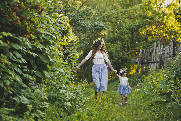 Family walk with the children on the summer garden 4786. - Foto, imagen