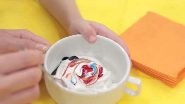 Ανάμειξη χρωματισμένη χρωστική ουσία τροφίμων σε το λούστρο - Πλάνα, βίντεο