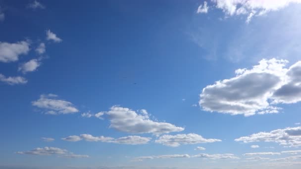 Mavi gökyüzü arka plan mavi bulutlar - Video, Çekim