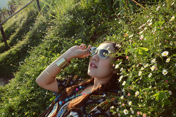 Asijské ženy nosí brýle ležící v Květné zahradě - Fotografie, Obrázek