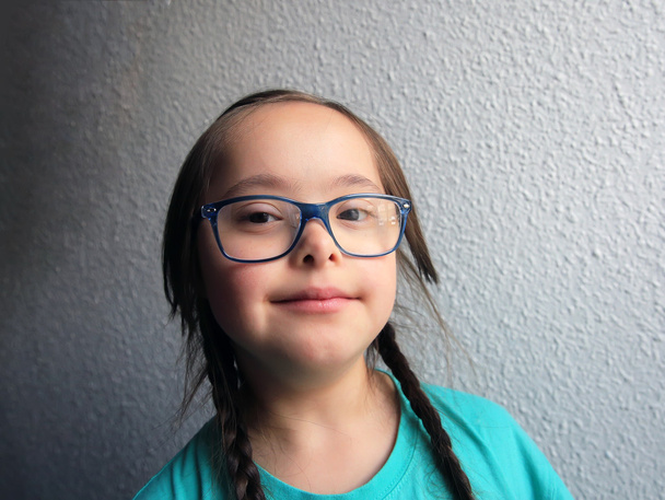 Retrato de menina bonita com óculos
 - Foto, Imagem