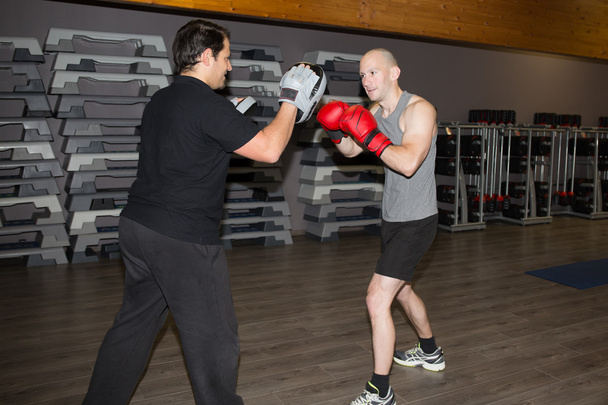 Két kaukázusi Férfi edzés a fitness központ, thai boksz - Fotó, kép