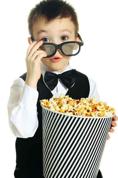 Boy with popcorn - Foto, afbeelding