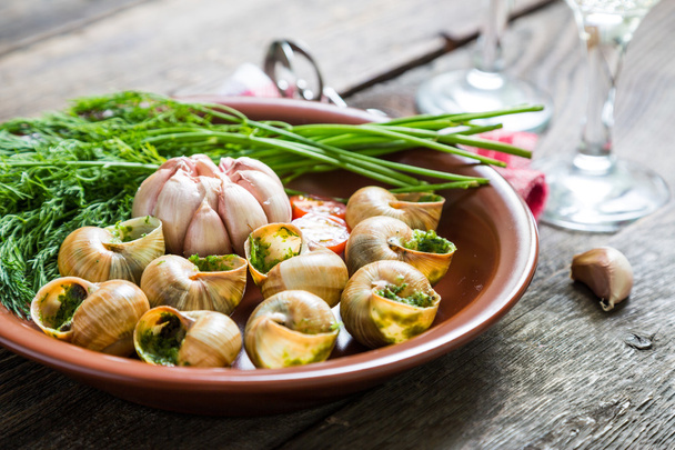 Escargot. The snails in garlic butter and herbs - Foto, Imagem