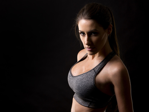 Fitness-Frau auf schwarzem Hintergrund - Foto, Bild