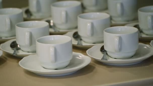 Πολλοί λευκό τσάι κύπελλα σε πίνακα - Πλάνα, βίντεο