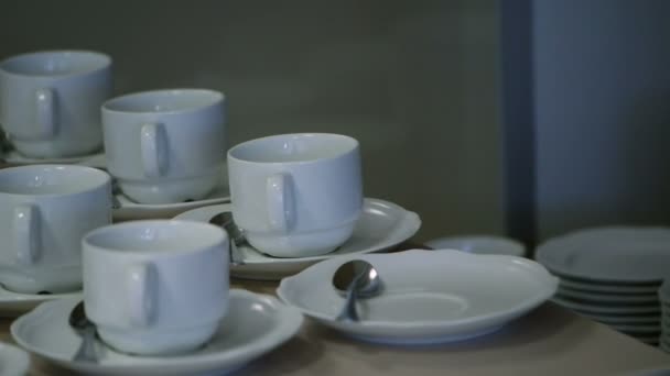Beaucoup de tasses de thé blanc dans le tableau
 - Séquence, vidéo