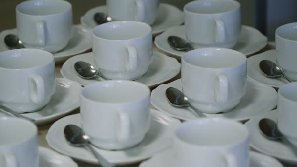 Muchas tazas de té blanco en la tabla
 - Imágenes, Vídeo