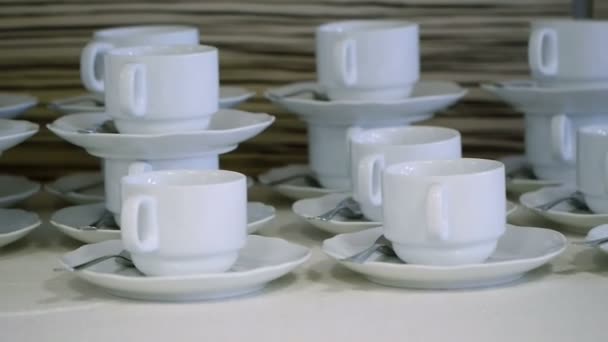 Mnoho bílé čajové šálky v tabulce - Záběry, video