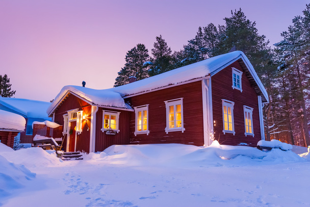 Bonita casa finlandesa durante o inverno
 - Foto, Imagem
