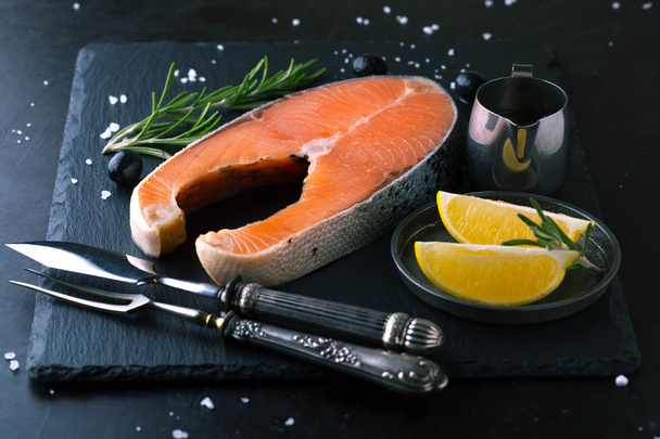 Syrového lososa s citronem a koření - Fotografie, Obrázek