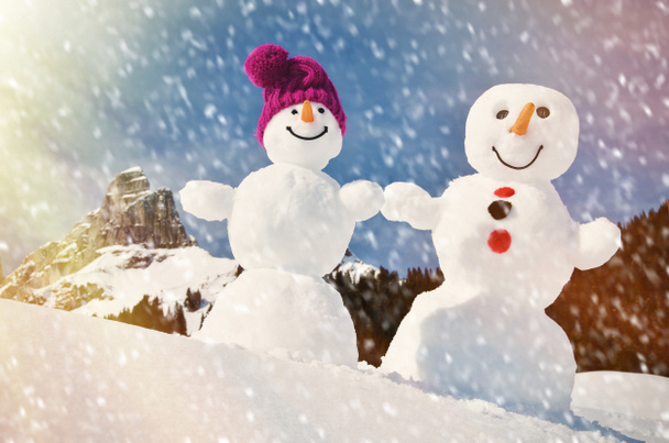 Muñecos de nieve divertidos en los Alpes suizos
 - Foto, imagen