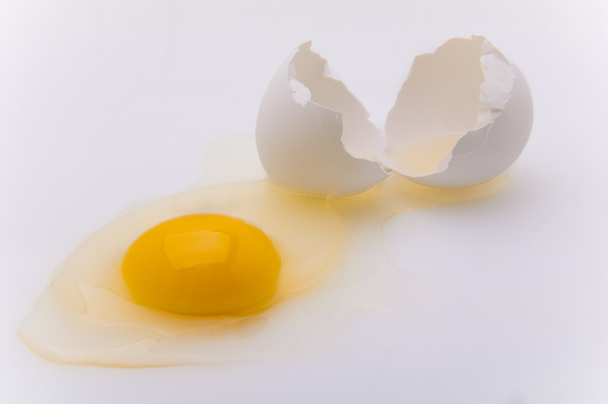 Тріснуте відкрите яйце (1
) - Фото, зображення