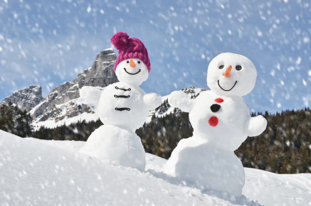 bonhommes de neige contre paysages alpins
 - Photo, image