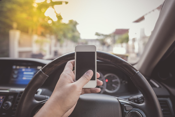 kierowcy za pomocą dotyku biały ekran smartphone  - Zdjęcie, obraz