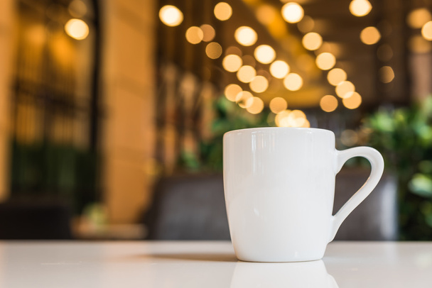 Taza de café blanco en la cafetería
 - Foto, imagen