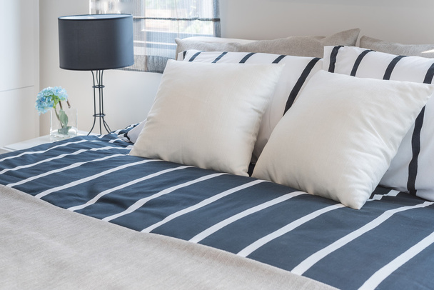 diseño moderno dormitorio con almohadas en la cama azul
  - Foto, Imagen