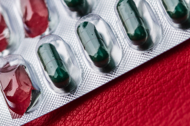 Tabletten und Kapseln mit Antibiotika in Blisterverpackungen - Foto, Bild