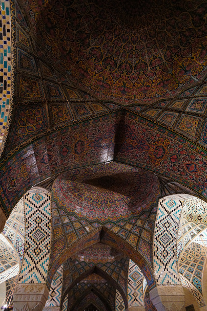 Εσωτερικό του Τζαμί al-Mulk Nasir στο Σιράζ, Ιράν. - Φωτογραφία, εικόνα
