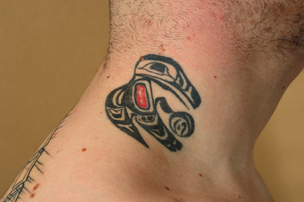 Tatuaje en cuello
 - Foto, Imagen