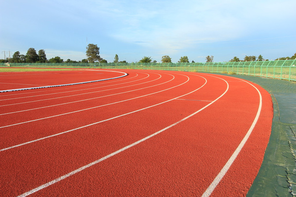 Atletiekbaan en blauwe hemel - Foto, afbeelding