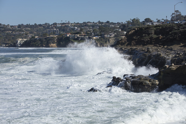 Dagály parti hullámok ütő a La Jolla-i California parti - Fotó, kép