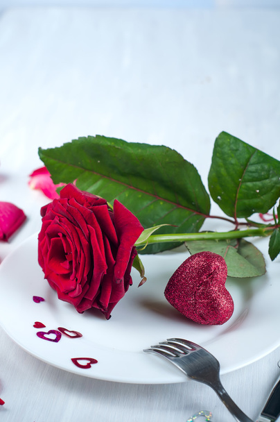 Romantische tabel instelling met roos - Foto, afbeelding