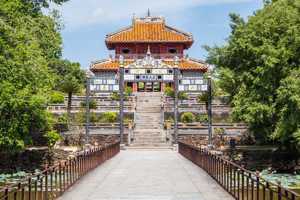 Vista do portão e pavilhão em Imperial Minh Mang Tomb em Hue
 - Foto, Imagem