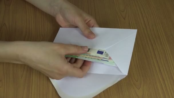 Žena ruce počítat peníze hotovosti eurobankovky z obálky. 4k - Záběry, video